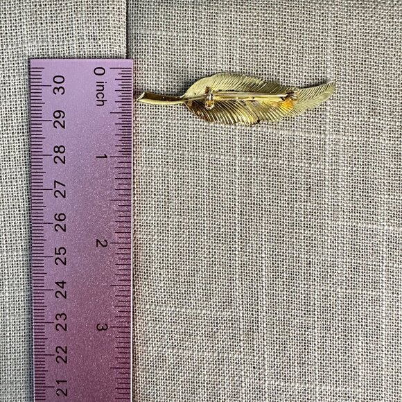 Vintage Gold Tone Long Feather Leaf Brooch Pin Elegant Retro Jewelry Unisex - Picture 4 of 7